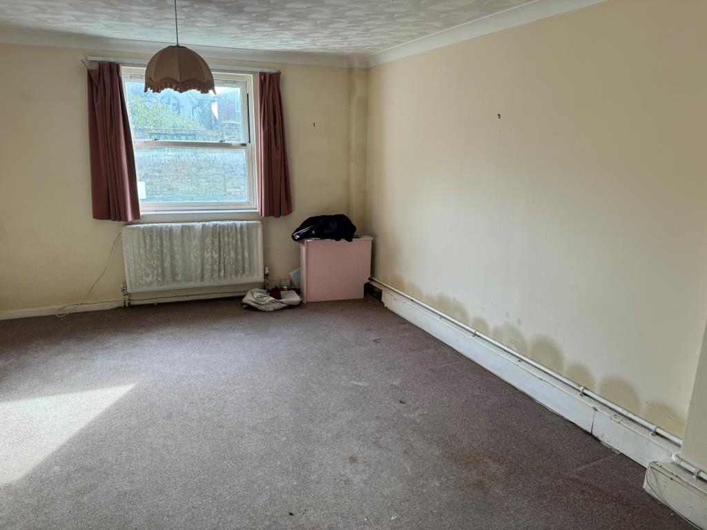 Lot: 80 - TWO-BEDROOM GROUND FLOOR FLAT FOR IMPROVEMENT - Living room